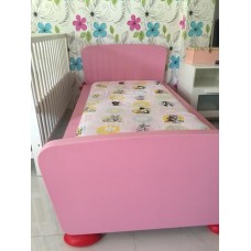 เตียงไม้สีชมพู. สำหรับเด็กโต